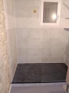 a bathroom with a shower with a glass door at chambre d'hôtes 25 M2 privé , parking, jardin, piscine, spa, barbecue Ruoms 2 in Ruoms +9 photos