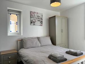 een slaapkamer met een bed met twee handdoeken erop bij Royal Manor Park in Llandudno