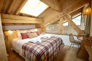 una camera da letto con un grande letto in mansarda di Sourire Altitude a Champagny-en-Vanoise