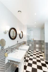 Ένα μπάνιο στο Leicester House Hotel