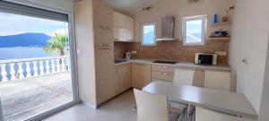 Кухня или мини-кухня в Sea Apartments
