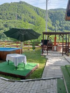 O vedere generală la munți sau o vedere la munte luată de la această pensiune +9 fotografii