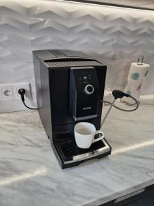Príslušenstvo na prípravu kávy alebo čaju v ubytovaní Apartament Mountains Góry Sowie