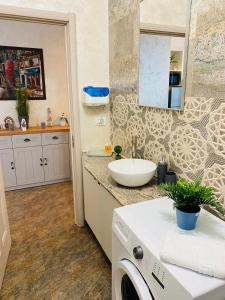 ein Badezimmer mit Waschbecken und Waschmaschine in der Unterkunft Studio Beatrice in Eforie Nord