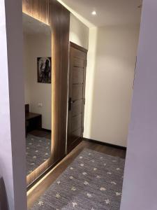 um corredor com uma porta e um espelho em The Palace Pyramids Hotel no Cairo