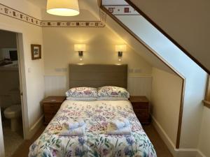 เตียงในห้องที่ Corunna Bed & Breakfast and Garden Cottage