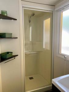 Koupelna v ubytování Mobil Home Vias plage La Carabasse terrasse fermée hors saison