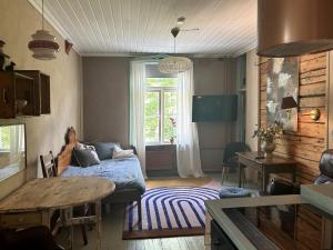 ein Wohnzimmer mit Sofa und Tisch in der Unterkunft ArtBeat Home in Turku