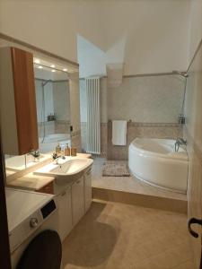 un bagno con vasca, lavandino e vasca da bagno di Dimora Nuccio a Martina Franca