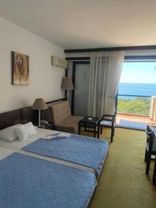 ウルツィニにあるCORPUS A - Hotel Albatrosのベッド付きのホテルルームで、海の景色を望めます。