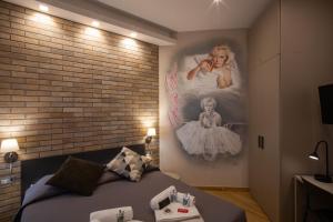 Schlafzimmer mit Ziegelwand und Bett in der Unterkunft Little Rock Guest House in Gaeta