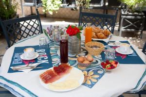 einen Tisch mit einem Frühstück mit Brot und Eiern darauf in der Unterkunft Little Rock Guest House in Gaeta