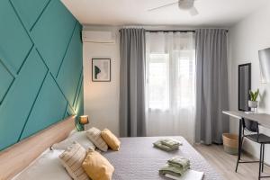 1 dormitorio con una pared azul y blanca en Wind Rose Rooms en Baška Voda