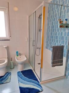 Un baño con ducha, inodoro y lavabo. en Ferienwohnung Meerblick Atalaia, en Lourinhã