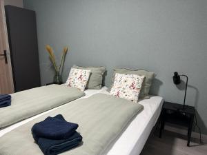 2 Betten nebeneinander in einem Zimmer in der Unterkunft Guben Wohnungen in Guben