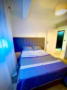 um quarto com 2 camas com edredão roxo em Private apartment, bright and quiet em Tânger