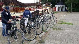 a group of bikes parked next to a boat at Klipper De Hoop in Akkrum