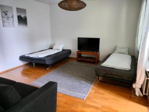Μια τηλεόραση ή/και κέντρο ψυχαγωγίας στο Helsinki Area Apartment 15 Min to Airport With Own Parking Lot
