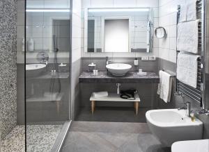 e bagno con lavandino, servizi igienici e doccia. di Hotel Du Lac & SPA a Bellagio