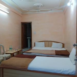Postel nebo postele na pokoji v ubytování Hotel Rajpal Guest House
