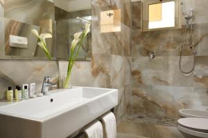 Łazienka w obiekcie Hotel Continental Wellness & Spa