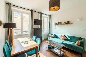 una sala de estar con un sofá y una mesa en Geranimus Court of Scents, en Versalles
