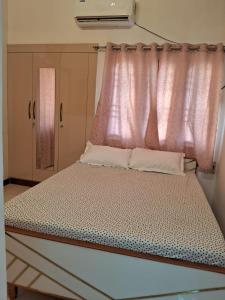 Ένα ή περισσότερα κρεβάτια σε δωμάτιο στο Visalam service apartment Chennai airport