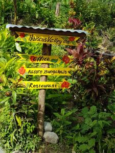 Hibiscus Valley Inn في Marigot: علامة في منتصف الحديقة