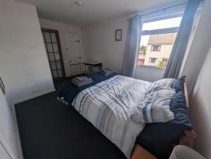 Llit o llits en una habitació de Gorgeous Full Home in Edinburgh