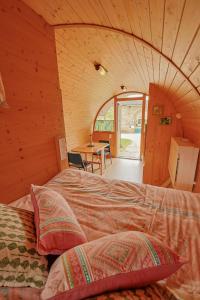 - une chambre dans une cabane dans les arbres avec un lit dans l'établissement La Ferme des Denis, à Chanos-Curson