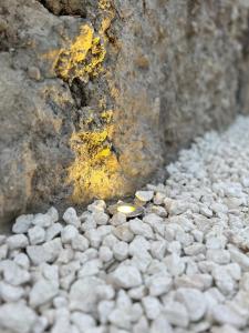 Mały stos kamieni obok ściany w obiekcie Petra Maris B&B w mieście Peschici