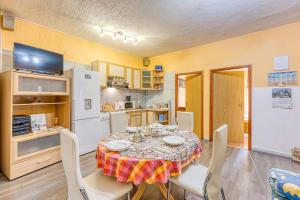 uma cozinha e sala de jantar com mesa e cadeiras em Apartments Cindrić em Selce