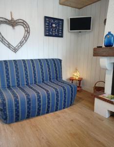 una sala de estar con sofá y un corazón en la pared en Les chambres d'hôtes Le Val d'Honfleur, en Équemauville