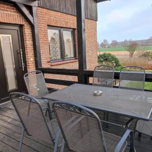 patio con tavolo e sedie su una terrazza di Gästewohnung im Papenteich a Abbesbüttel