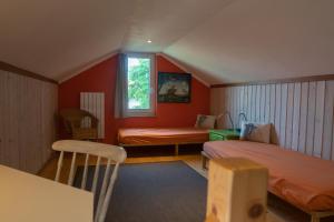 a small room with two beds and a window at Lindhus Grödersby in Grödersby