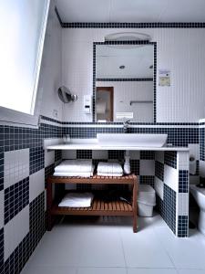 uma casa de banho com um lavatório e um espelho em Atrium Hotel em Bolnuevo