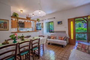 a kitchen and dining room with a table and chairs at Dada Holiday Home in Smergo