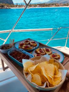 een dienblad met eten op een tafel op een boot bij Boat and Breakfast in Palermo