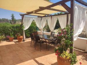 Zdjęcie z galerii obiektu Costa Esuri Ayamonte Las Encinas Luxury 3-bedroom apartment - huge garden w mieście Ayamonte