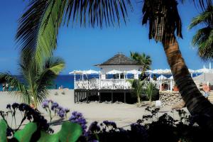 einen Strand mit Pavillon am Strand in der Unterkunft Sea View Luxury Apartment - Playa del Duque in Adeje