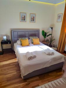 a bedroom with a large bed with two towels on it at Apartamenty Piekary 11 przy Wiśle by Rentoom in Toruń