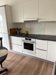 eine Küche mit weißen Schränken und einem Herd in der Unterkunft Casa House of bricks 3 - LEGO HOUSE 300 meters - Town center 200 meters in Billund + 21 Fotos