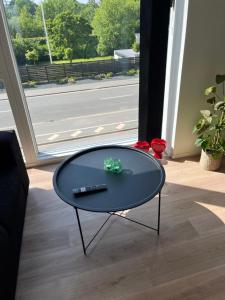 ein Couchtisch aus Glas mit einer Fernbedienung darauf in der Unterkunft Casa House of bricks 3 - LEGO HOUSE 300 meters - Town center 200 meters in Billund