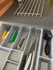 eine Schublade mit Messern und anderen Küchenutensilien in der Unterkunft Casa House of bricks 3 - LEGO HOUSE 300 meters - Town center 200 meters in Billund
