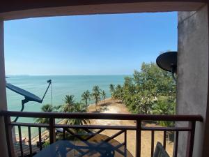 einen Balkon mit Strandblick in der Unterkunft PD Seaview Paradise Lagoon Apartment in Port Dickson