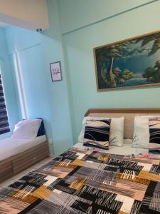 ein Schlafzimmer mit 2 Betten und einem Wandgemälde in der Unterkunft PD Seaview Paradise Lagoon Apartment in Port Dickson