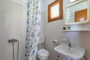 La salle de bains est pourvue de toilettes et d'un lavabo. dans l'établissement Nepheles, à Skopelos