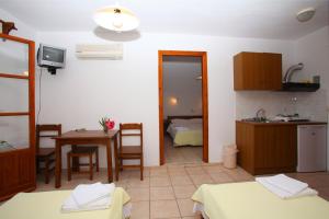 Cette chambre comprend une cuisine et une salle à manger. dans l'établissement Nepheles, à Skopelos