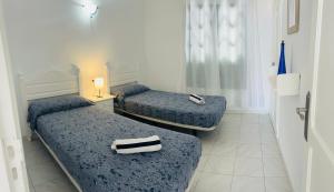 um quarto com duas camas e um candeeiro em -MONTORIAN Apartments -LANZAROTE em Tías