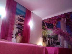 Habitación con cortina rosa y espejo. en Santiago Mallorca, en Cala Figuera